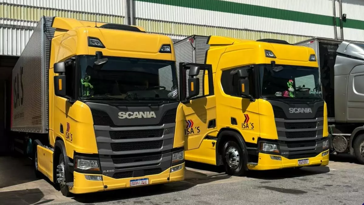 A foto mostra uma carreta da ISA's Transportes