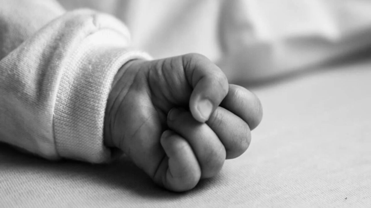 Pais são presos suspeitos de agredir bebê de 3 meses até a morte em Minas Gerais