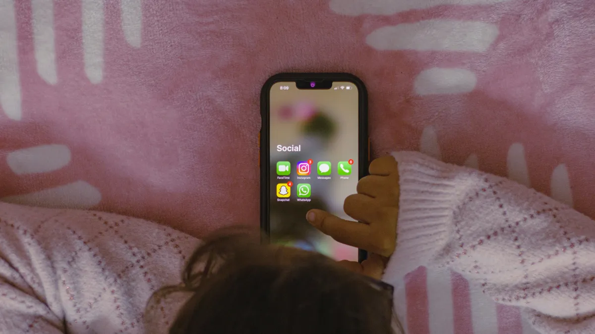 Reino Unido anuncia proibição de redes sociais para menores de 16 anos