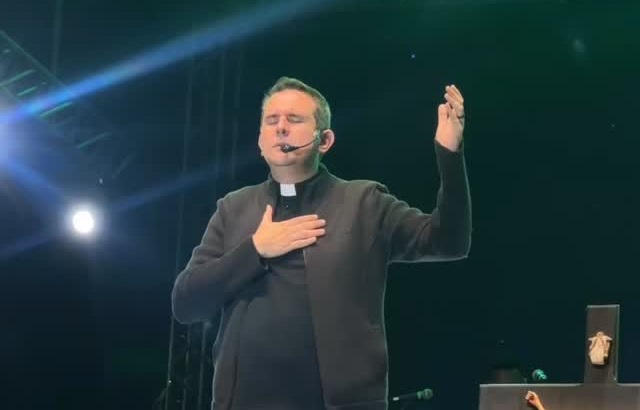 Padre Pierre reúne fiéis no Parque de Exposições no último dia do SD Festival em Santos Dumont