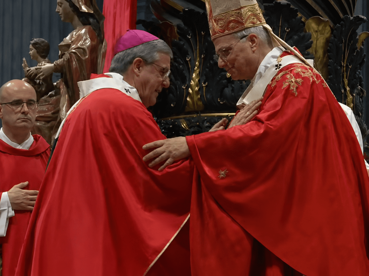 Dom Marco Aurélio recebe o Pálio das mãos do Papa Leão XIV
