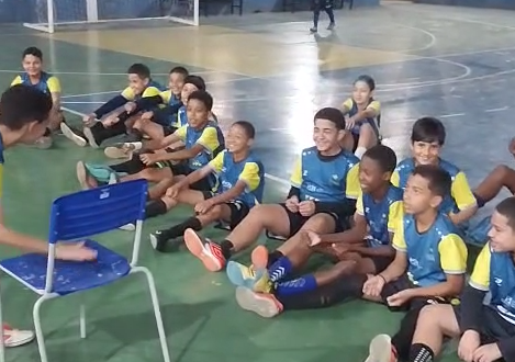 Remada Viking: alunos do Instituto Mais Ação em Santos Dumont reproduzem a comemoração da seleção da Noruega