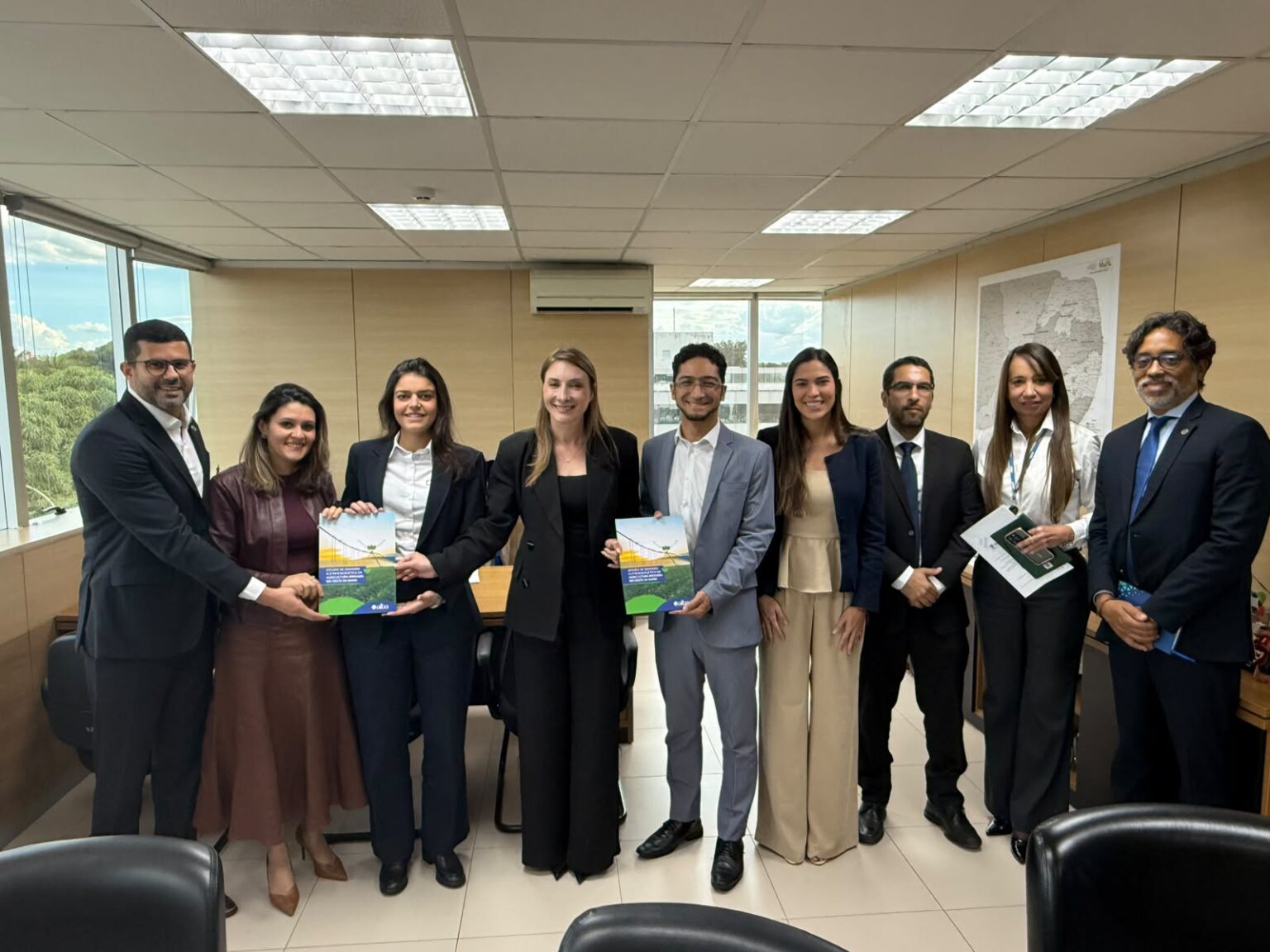INFRAESTRUTURA ][ Aiba entrega estudo de energia do Oeste baiano a ministérios