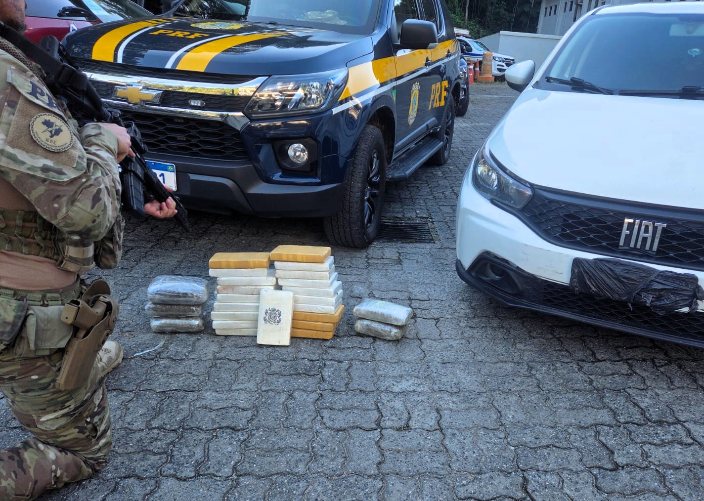 PRF intercepta carga de cocaína e maconha após tentativa de fuga no Norte do Estado