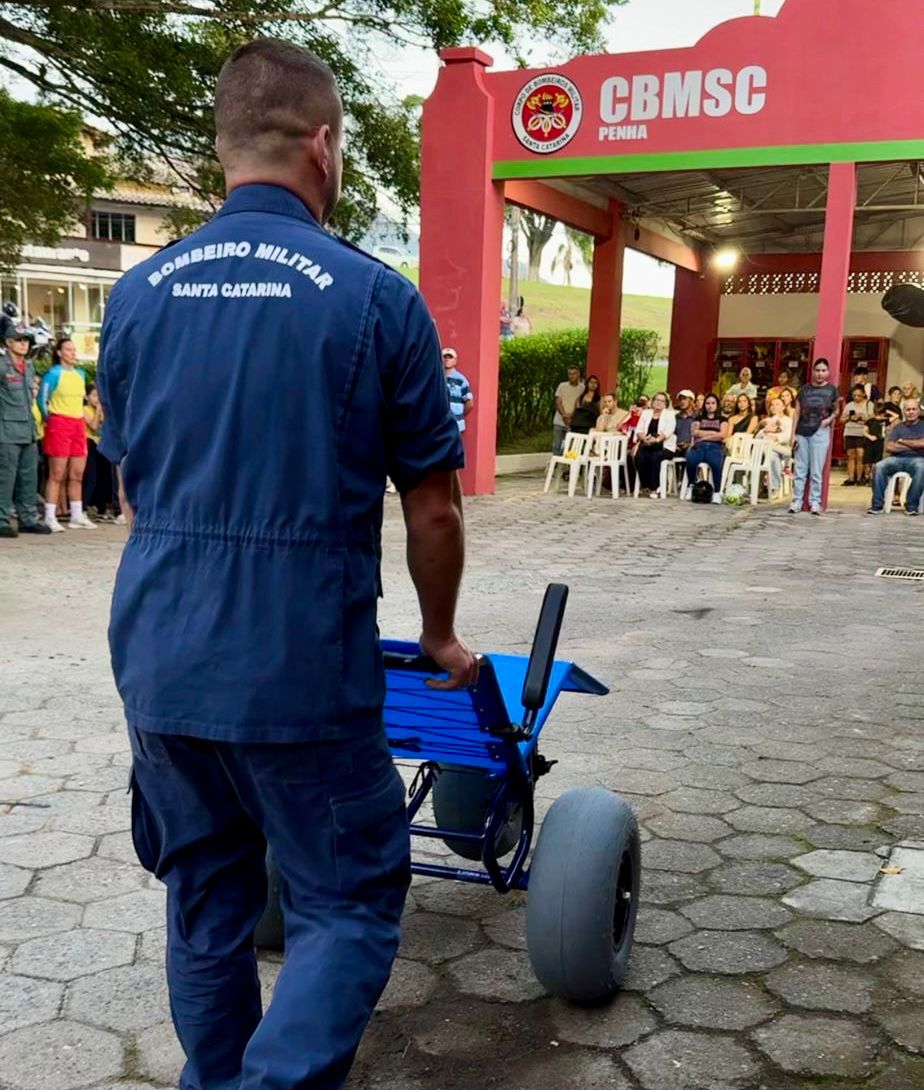 Penha recebe novas cadeiras anfíbias para garantir inclusão no acesso ao mar