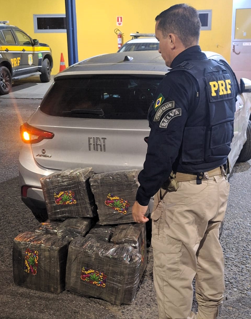 PRF prende foragido da Justiça com quase 120 quilos de maconha após perseguição na BR-101 em Joinville