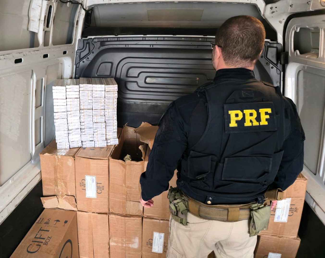 PRF flagra furgão com cigarros contrabandeados do Paraguai e R$ 88 mil em dinheiro