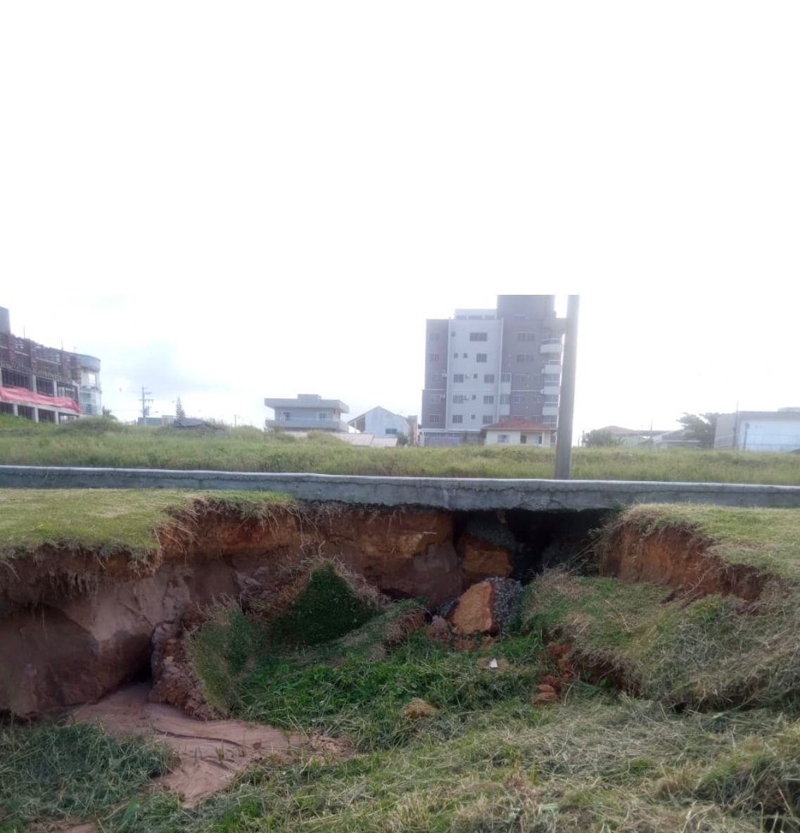 ASSOCIAÇÃO DE MORADORES DO BAIRRO TABULEIRO COBRA PROVIDÊNCIAS URGENTES DIANTE DO AVANÇO DA EROSÃO NA AVENIDA BEIRA MAR
