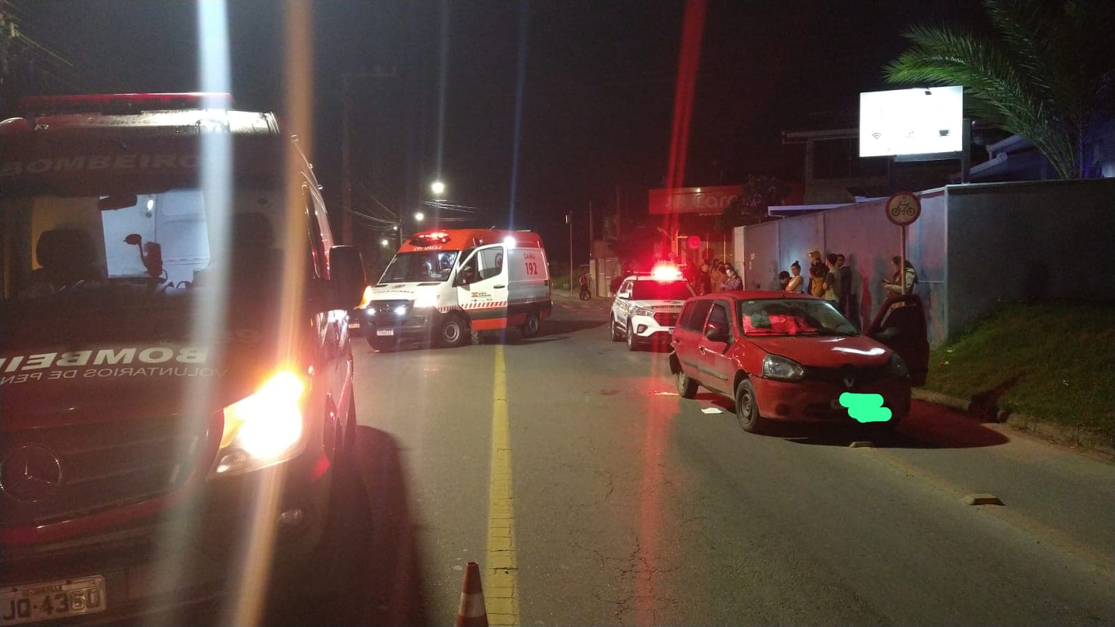 Corpo de Bombeiros Voluntários de Penha realiza atendimento em acidente