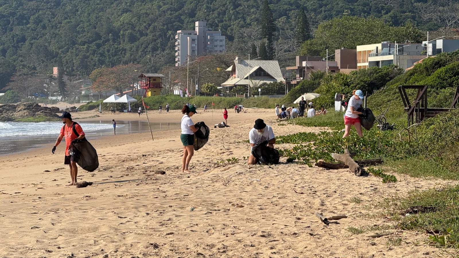 Mutirão de Limpeza na Praia do Quilombo marca Semana do Meio Ambiente em Penha