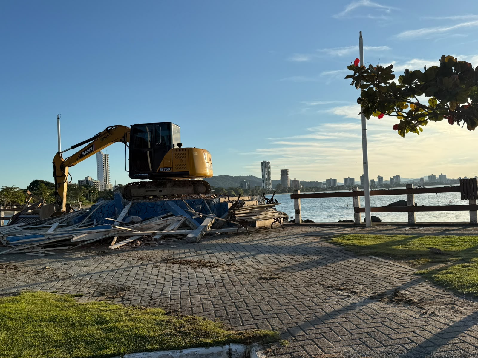 *Revitalização da Praça do Coreto já está em andamento em Penha*