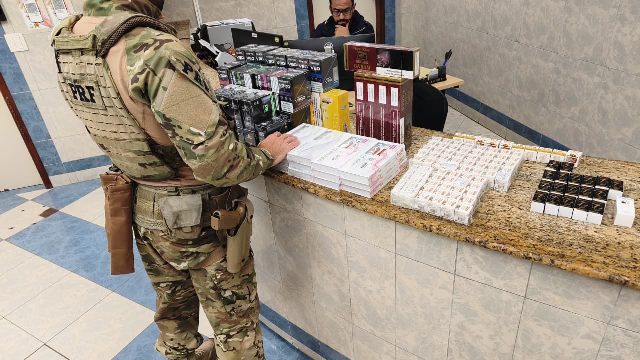 PRF em Joinville apreende quase R$60 mil em contrabando Casal que retornava do Paraguai admitiu crime.