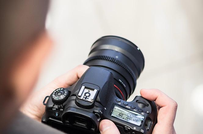 Justiça condena fotógrafa por não entregar fotos de 1ª comunhão e arbitra indenização