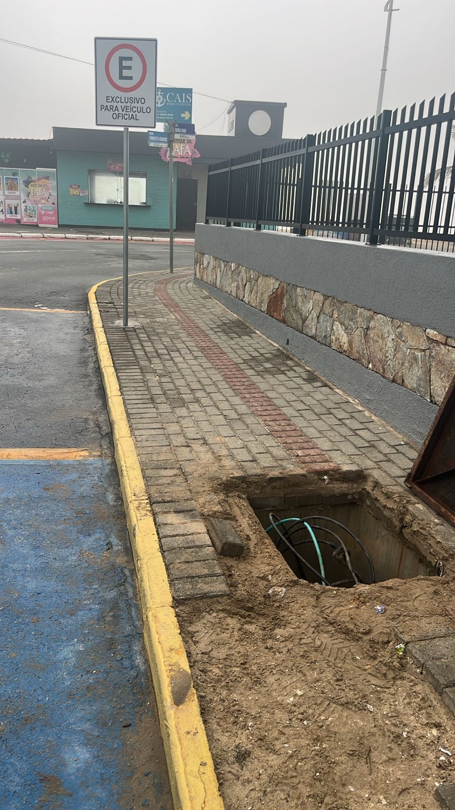 CAIXA DE LUZ ABERTA PRÓXIMO Á BEIRA MAR EM BARRA VELHA