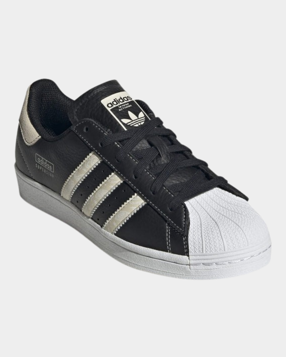 CALZADO ADIDAS SUPERSTAR NEGRO CON RAYAS ESTAMPADAS DAMA IE3006
