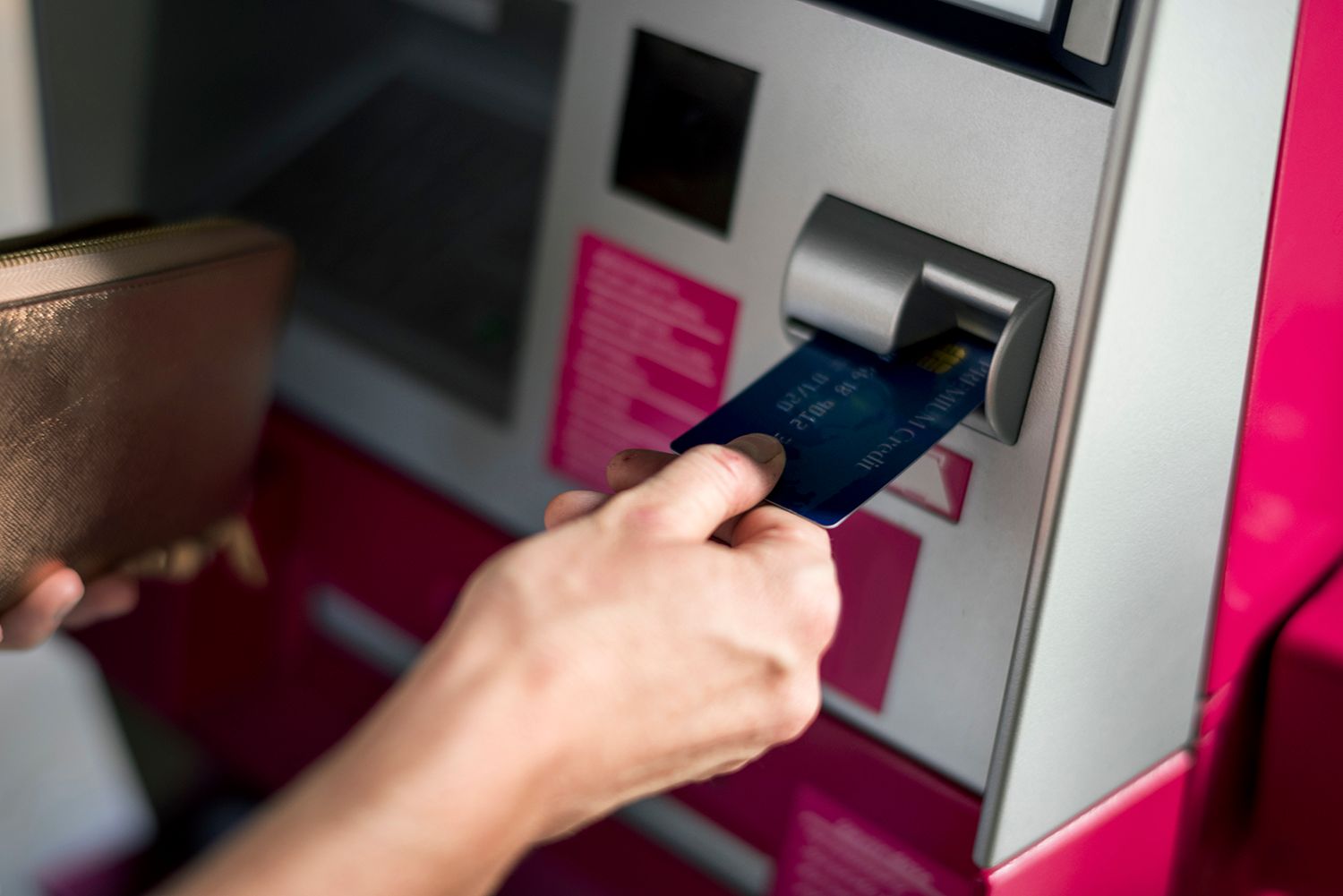 han-muc-rut-tien-atm-1.jpg