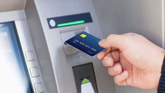 Phí rút tiền ATM là khoản phí là ngân hàng thu từ chủ thẻ khi thực hiện giao dịch tại máy ATM