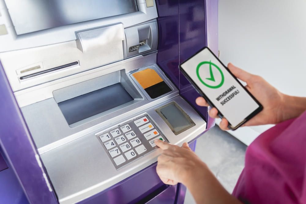 Phí rút tiền ATM khác nhau giữa các ngân hàng do sự chênh lệch về nhiều yếu tố khác nhau