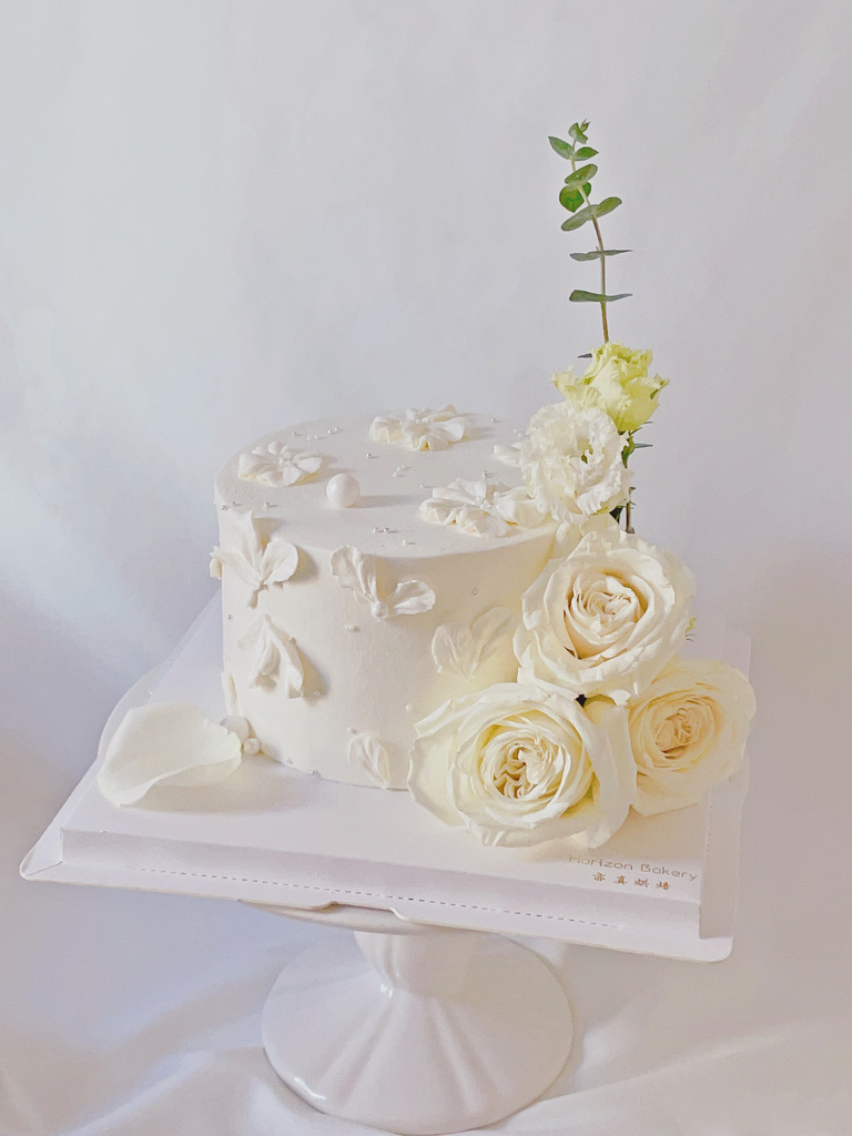 https://storage.googleapis.com/cake_images/flower/Copy%20of%20FC4FF3F5-A774-4597-A96F-EAB180CC8568_1_105_c.jpeg