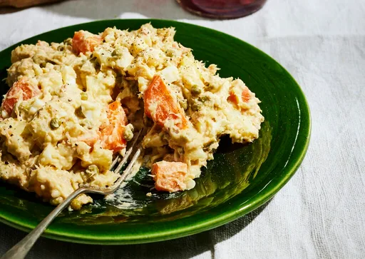 Ensalada de patatas española con atún