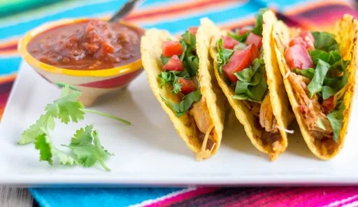 Tacos crujientes de pollo con salsa