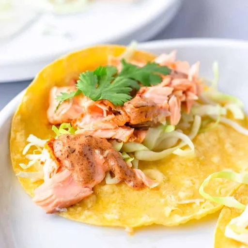 Tacos de salmón con salsa crema de chipotle