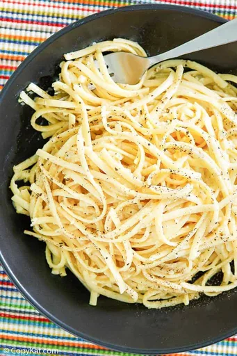 Pasta Italiana Cremosa con Huevo y Queso