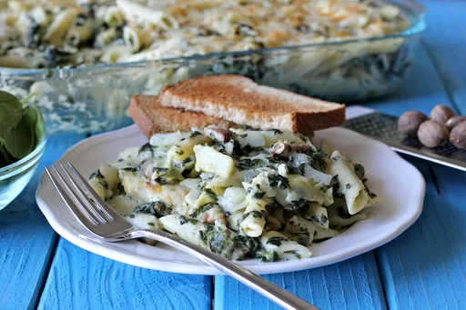 Pasta con dip de espinacas y alcachofas