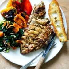 Pechugas de pollo a la parrilla sencillas, jugosas y deliciosas