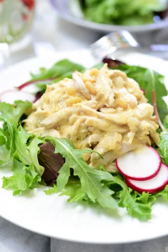 Ensalada de pollo con aderezo de piñones