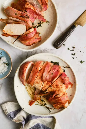 Pechuga de pollo envuelta en panceta