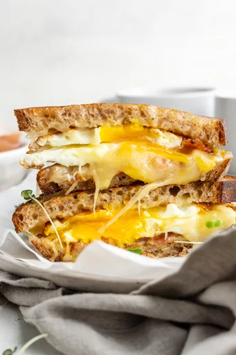 Sándwich de Huevo Frito con Queso y Bacon