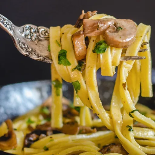 Fettuccine con setas fácil al estilo italiano