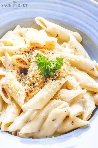 Pasta sencilla con mantequilla de ajo y queso parmesano