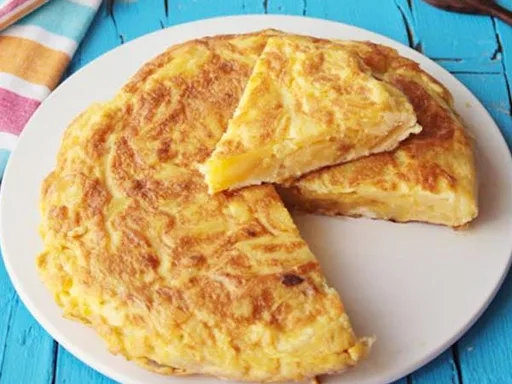 Tortilla de patatas tradicional, jugosa y fácil