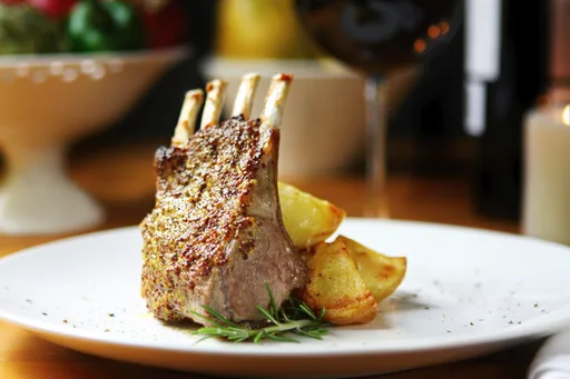 Costillar de cordero a la parrilla con hierbas