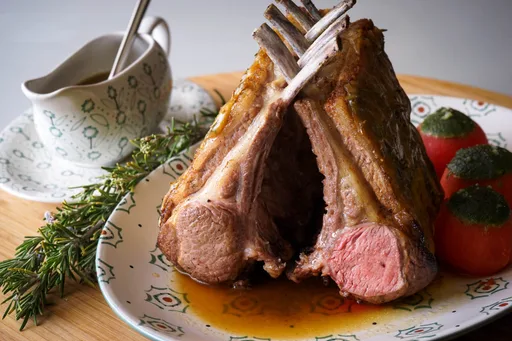 Costillar de cordero asado