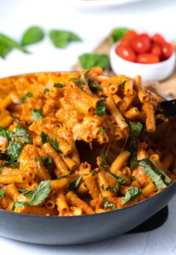 Pasta con pollo y mozzarella en una sola olla