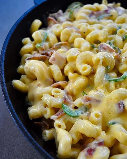 Macarrones con queso, bacon y jalapeño