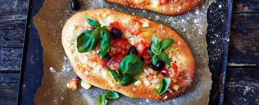 Pizza bianca con picadillo de tomate