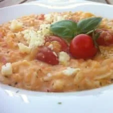 Risoto con tomates y queso feta