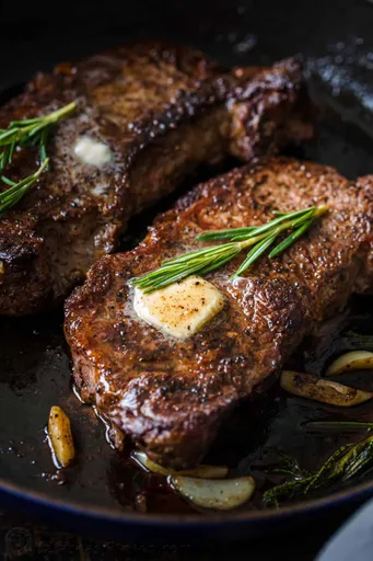 Filete a la sartén con mantequilla de ajo