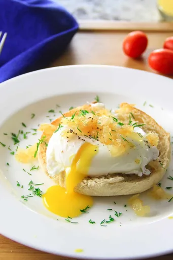 Easy Poached Eggs with Caramelized Onions