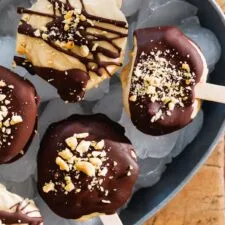 Polos de yogur griego con cobertura crujiente