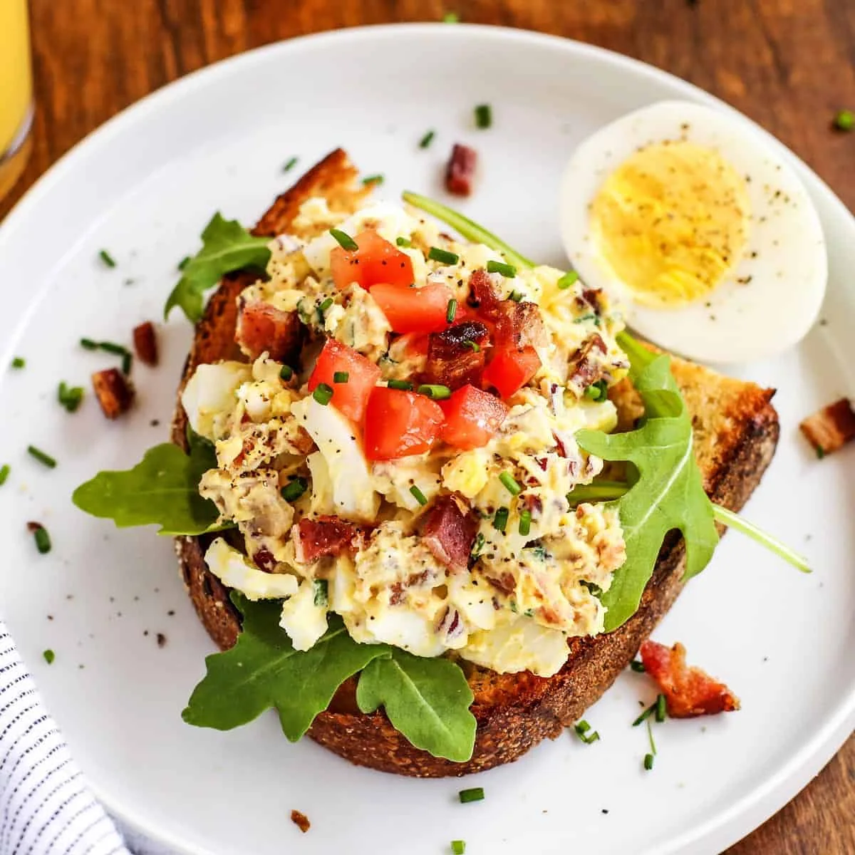 Ensalada de huevo para el desayuno con beicon