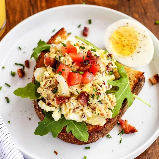 Ensalada de huevo para el desayuno con beicon