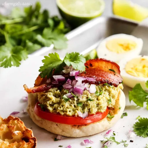 Sándwich de atún con guacamole y beicon