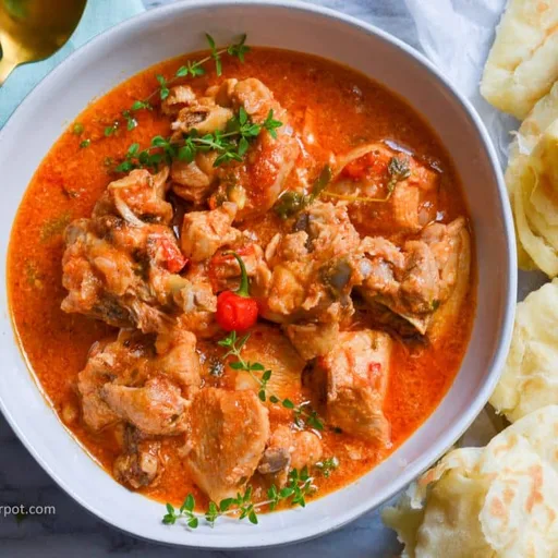 Pollo estofado rojo