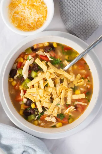Sopa de taco con pollo