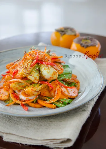 Ensalada picante de col pak choi y caqui